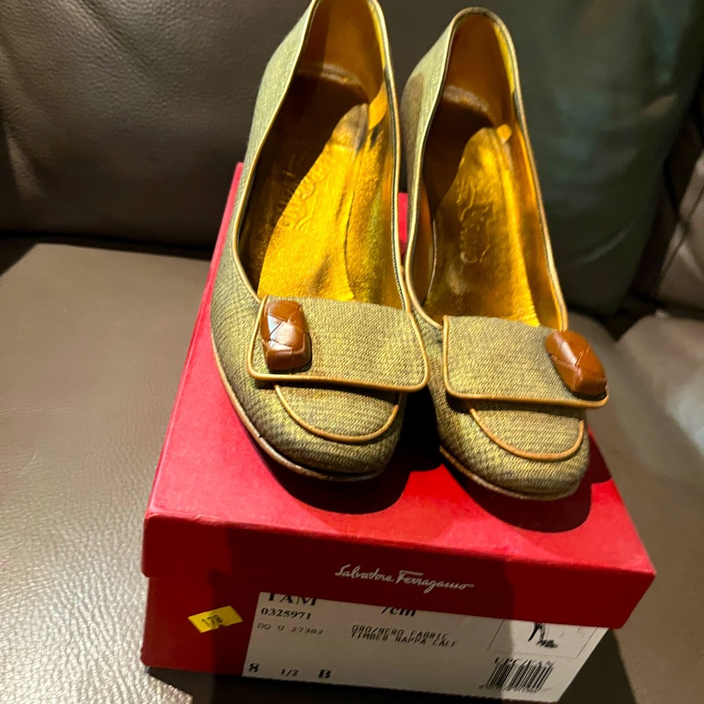 SALVATORE FERRAGAMO 8.5 B classy taupe and tan pump